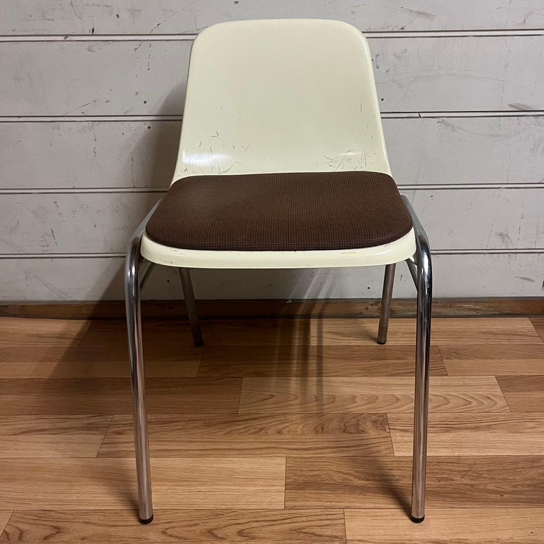 スタッキングチェア　KOKUYO ホワイト　1/2