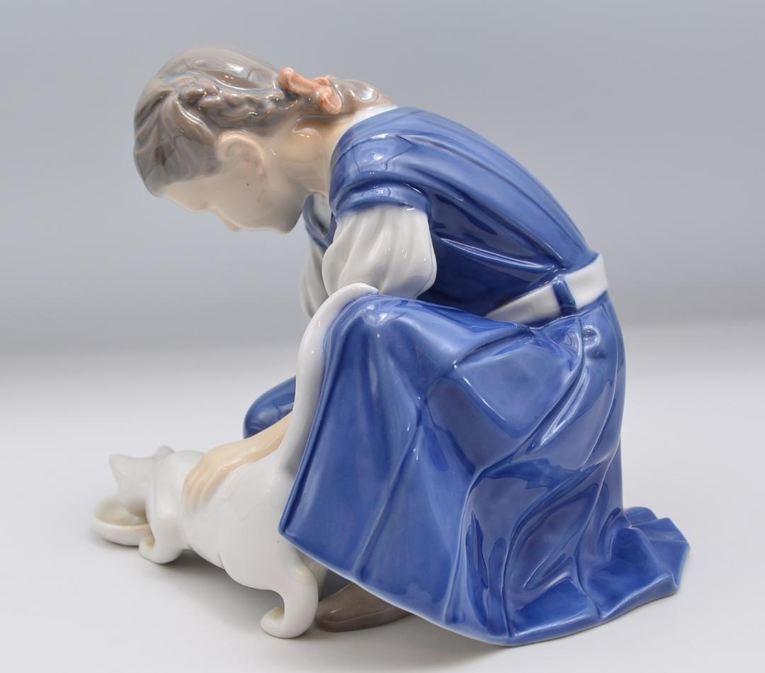 ミルクを与える少女　＃1745　★B＆G（ロイヤルコペンハーゲン）　デンマーク