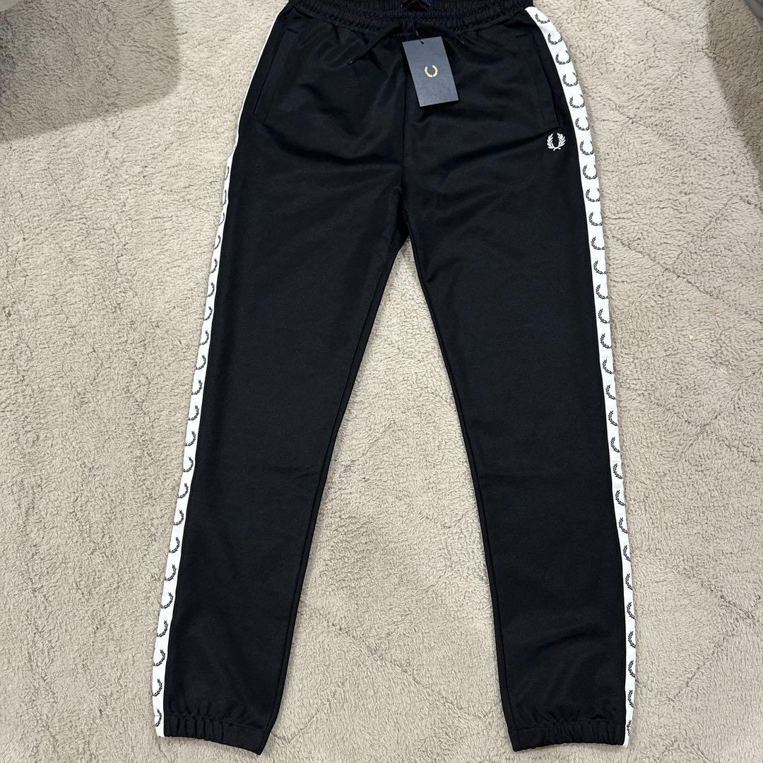 FRED PERRY フレッドペリー トラックパンツ サイドロゴ ブラック