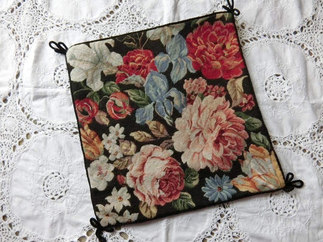 手刺繍　未使用ニードルポイント/プチポアン/プチポワンフラワー　クッションカバー