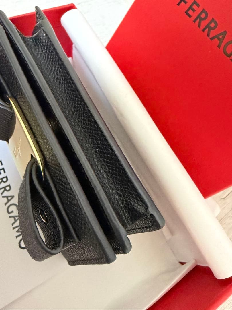 フェラガモ　ヴァラ 二つ折り財布　FERRAGAMO 黒