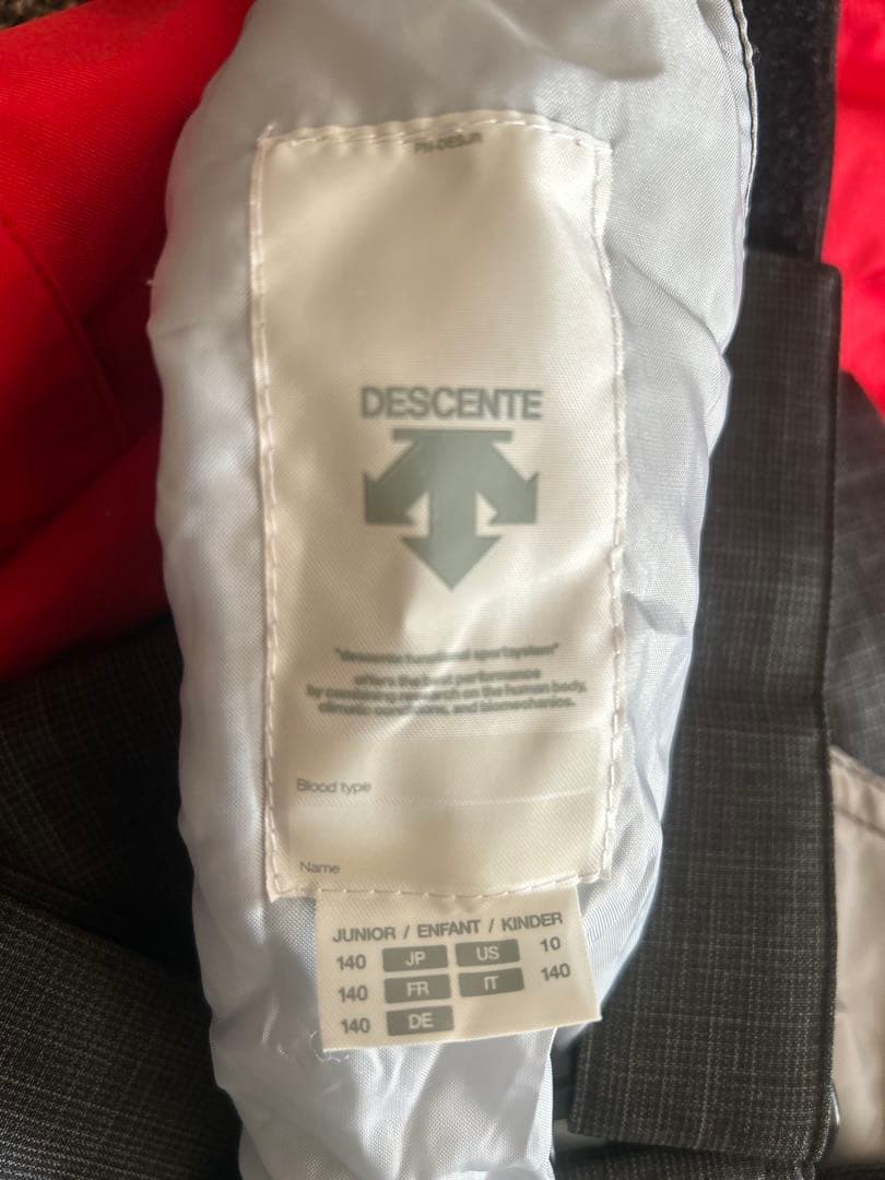 デサント　子ども用スキー・スノーボードウェア 赤黒セット