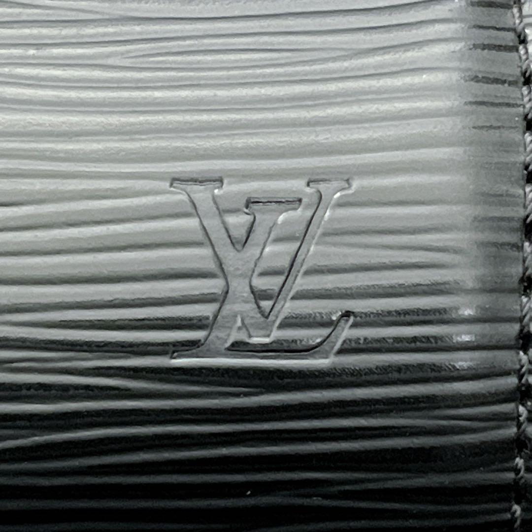ルイヴィトン　ミニポーチ　エピ　型押しロゴ　ゴールド金具　LVロゴ　筒形　黒