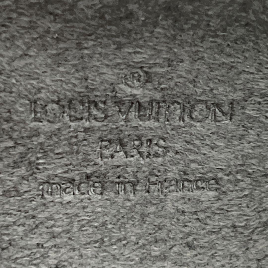 ルイヴィトン　ミニポーチ　エピ　型押しロゴ　ゴールド金具　LVロゴ　筒形　黒