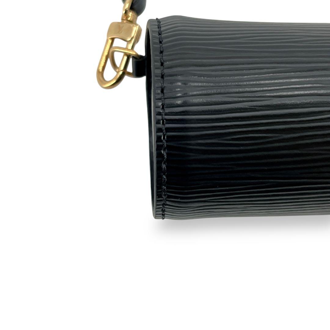 ルイヴィトン　ミニポーチ　エピ　型押しロゴ　ゴールド金具　LVロゴ　筒形　黒