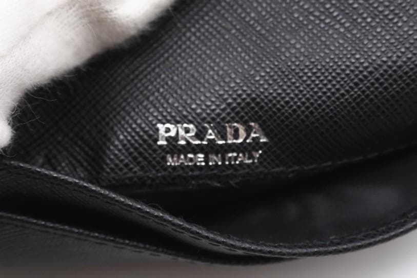 PRADA ケース サフィアーノ レザートライアングルロゴ ブラック A