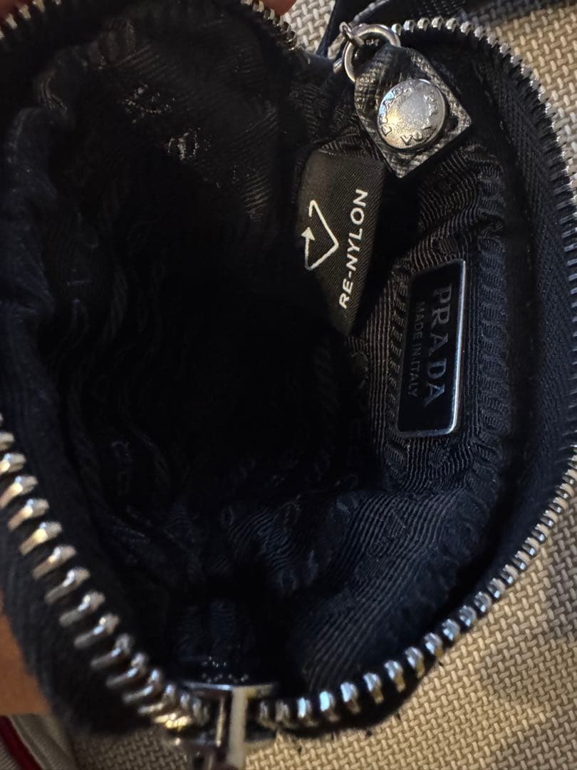 PRADA トライアングルポーチ　ブラック