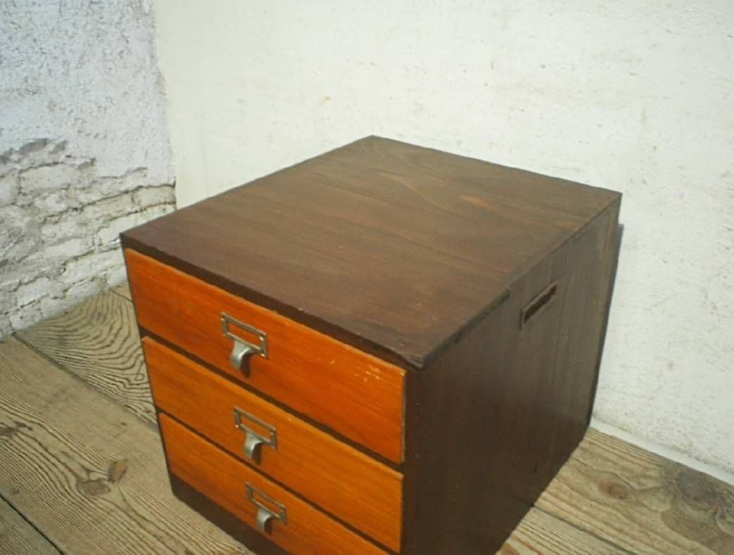 1057 ヴィンテージ　ネームプレート取手の小引き出し　収納棚　チェスト レトロ