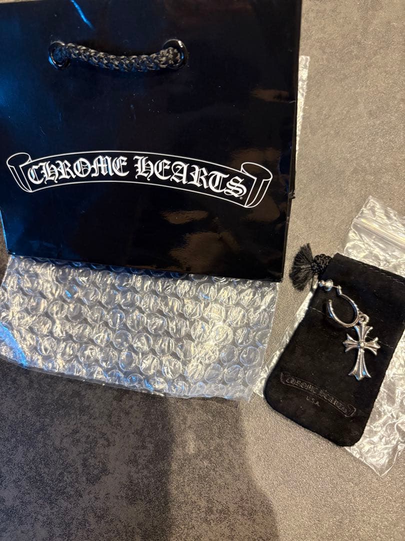 クロムハーツ　タイニーCHクロスフープピアス（片耳用）