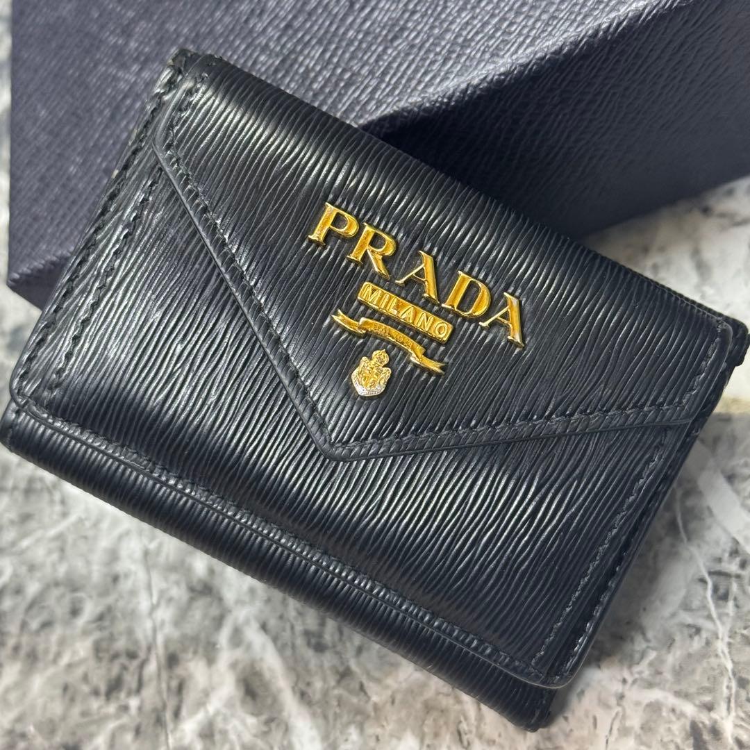 RFID搭載/美品✨プラダ　三つ折り財布　金ロゴ　サフィアーノ　ヴィッテロ 黒