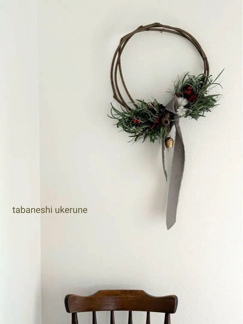 アイアンベルが鳴る　冬の実物を紡いだハーフ型　クリスマス　リース　ドライフラワー