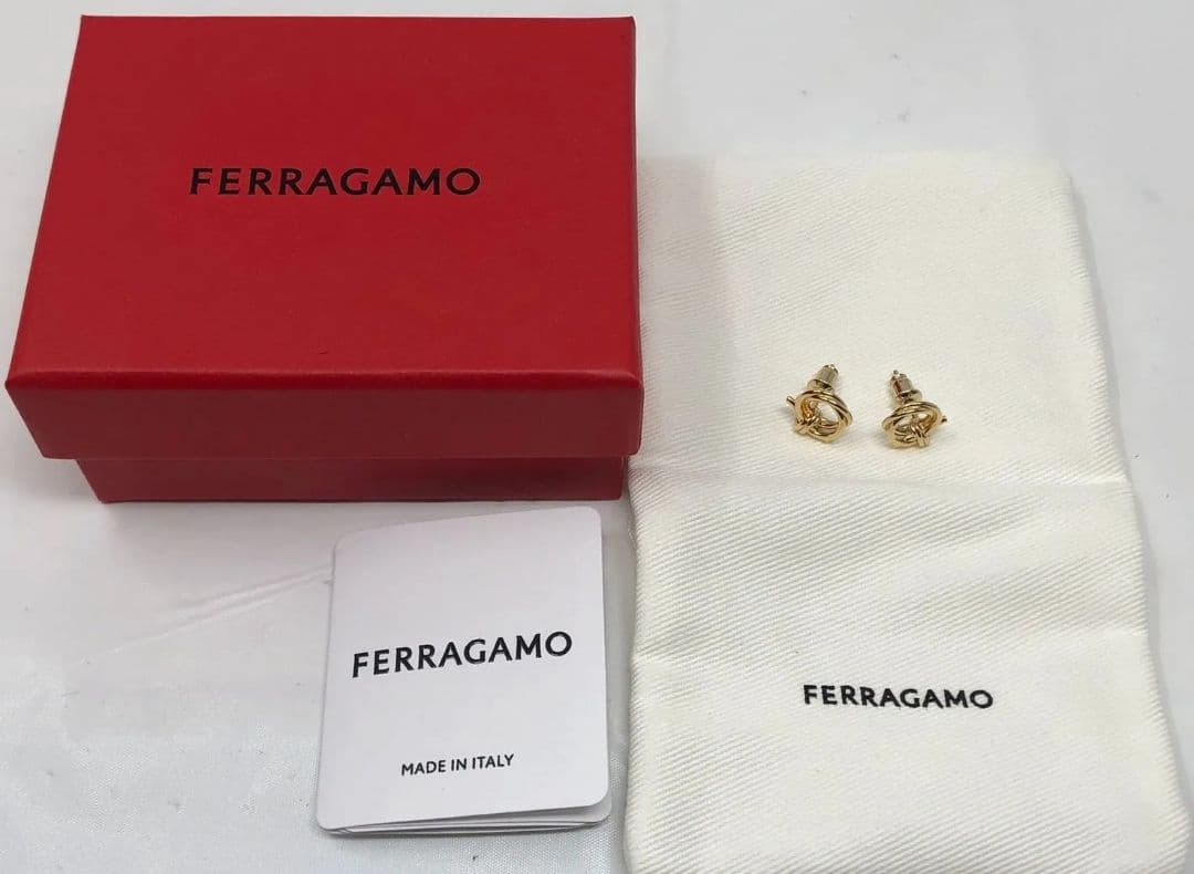 Ferragamo フェラガモ ガンチーニ ツイスト ピアス ミニ　ゴールド