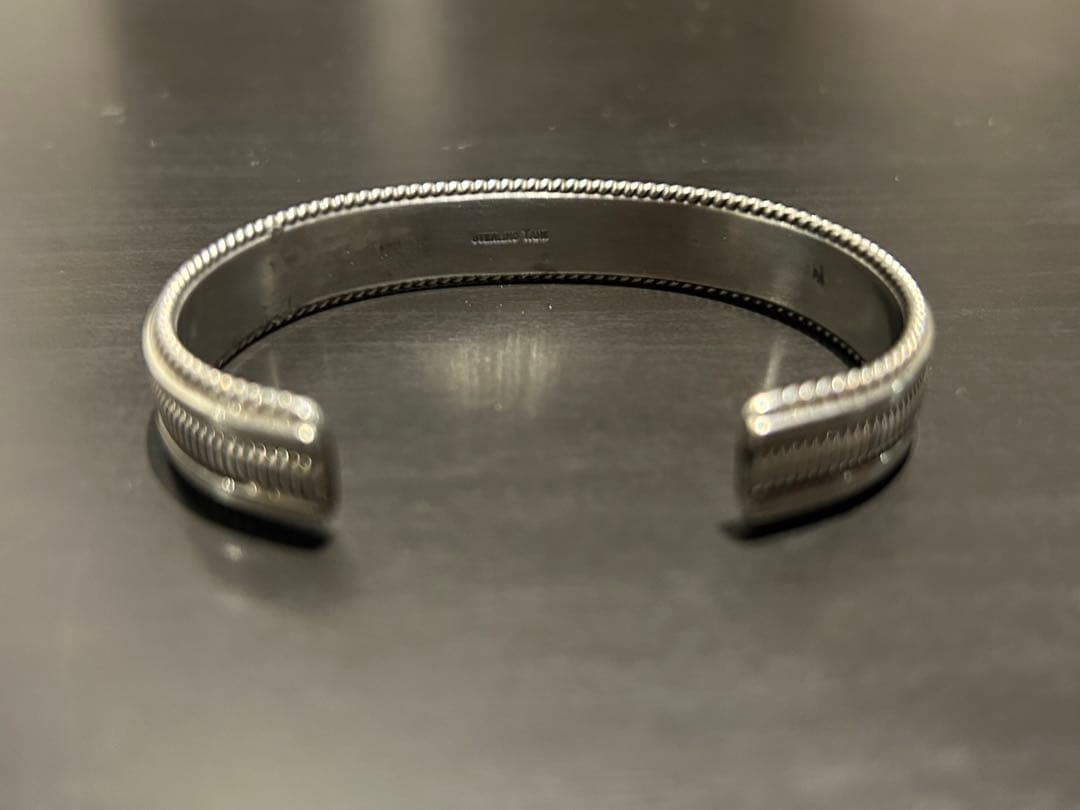 ナバホ Taheスターリングシルバー バングル