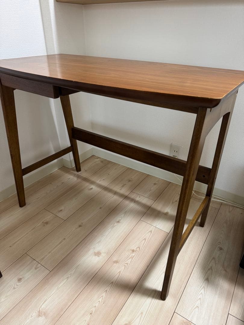 北欧風　シンプルな木製デスク