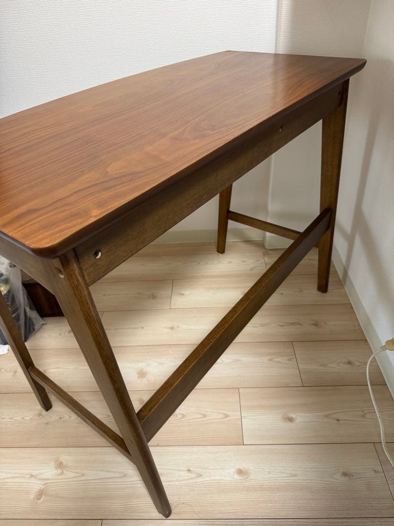 北欧風　シンプルな木製デスク