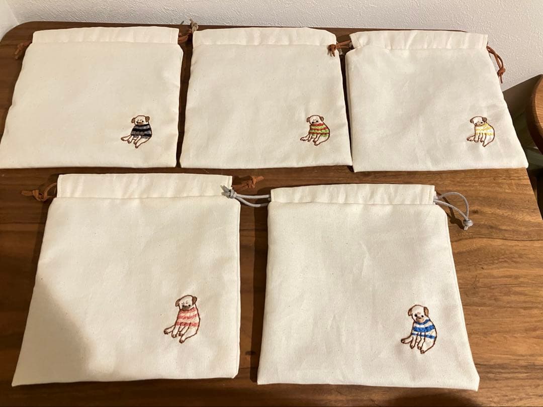 シー様オーダー　刺繍　ハンドメイド　巾着　パグ　犬　手刺繍　キナリ　巾着ポーチ