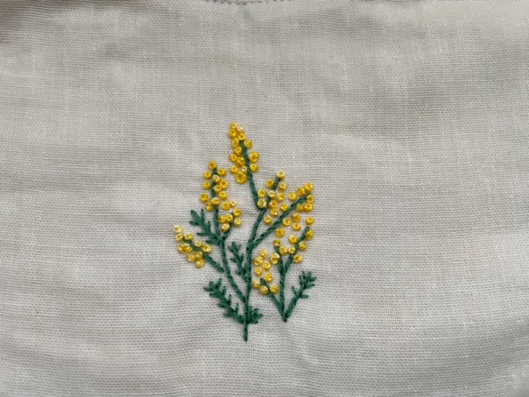 手刺繍　ミモザ　グレーフラワー　ハンドメイドスタイ
