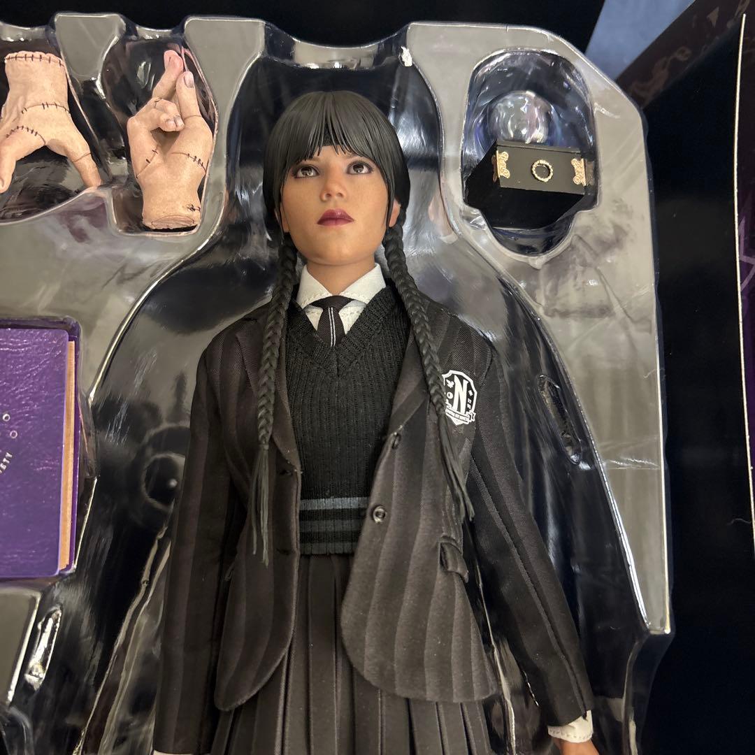 【開封品】ホットトイズ　ウェンズデー　Wednesday 1/6