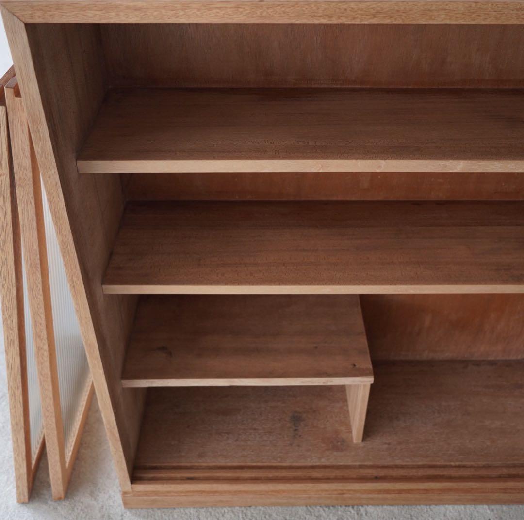 モールガラスのキャビネット