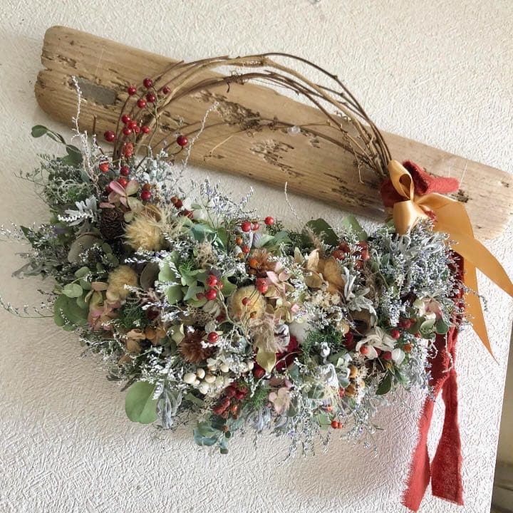 ブルーファンタジアと花々のリース