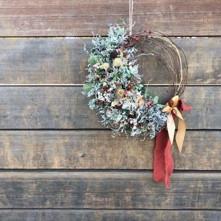 ブルーファンタジアと花々のリース