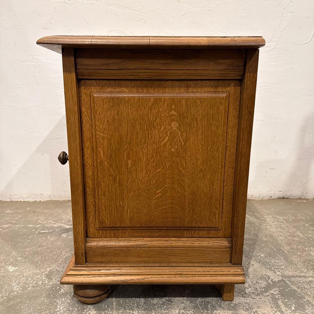 ヴィンテージ　木製サイドテーブル　扉収納付き　2