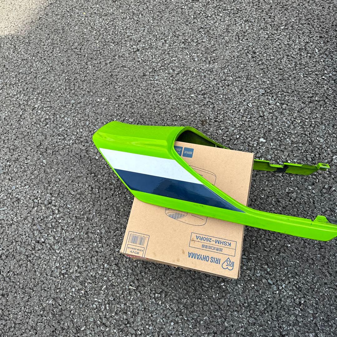 zrx 400 1998年式のビキニカウル とテールカウルです。