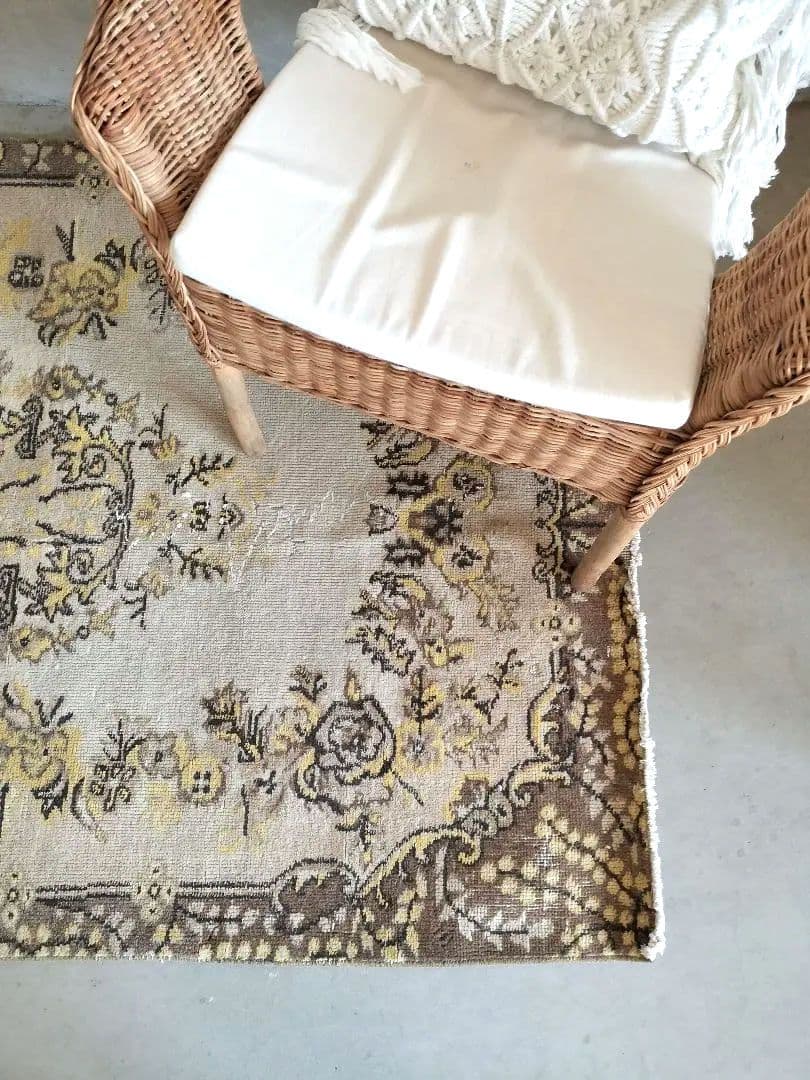 カフェオレ・ベージュにイエロー　ヴィンテージトルコラグNo.724