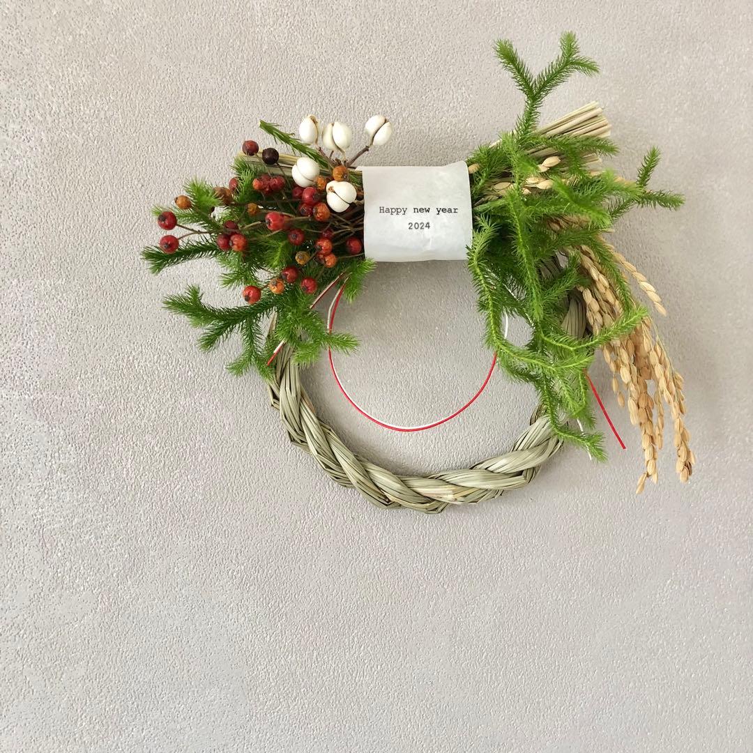 Happy new year 2024 ヒカゲノカズラと紅白のしめ縄飾り