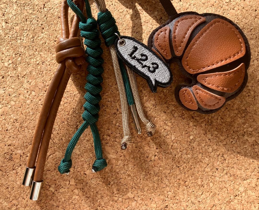 クロワッサン パラコード じゃらじゃら バッグチャーム