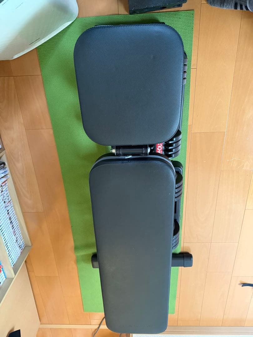 Woutのダンベル2個とLeading Edgeのトレーニングベンチ