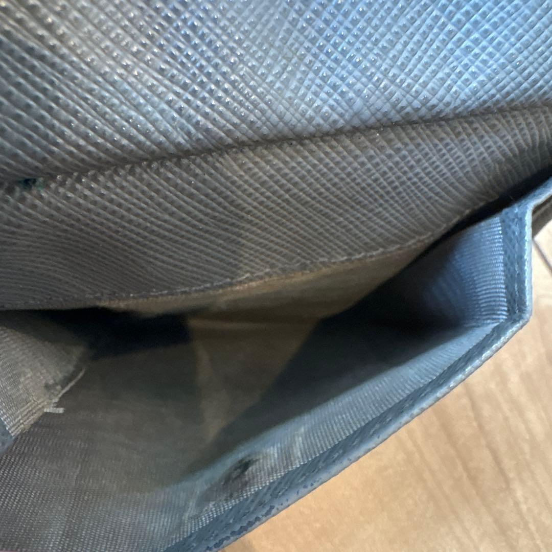 プラダ　二つ折り財布　三角ロゴ