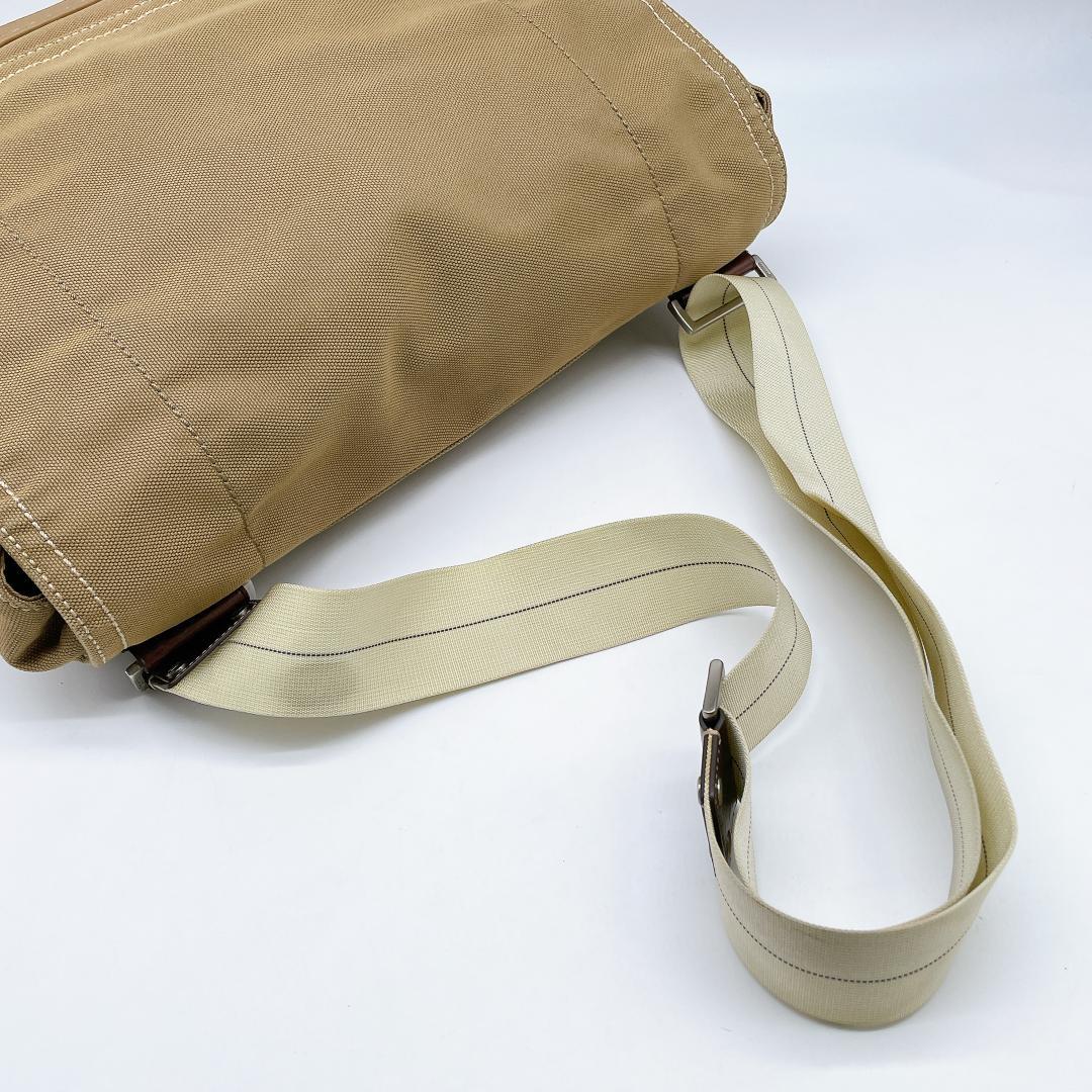 COACH キャンバス A4可能 メッセンジャーバッグ　ベージュ e768