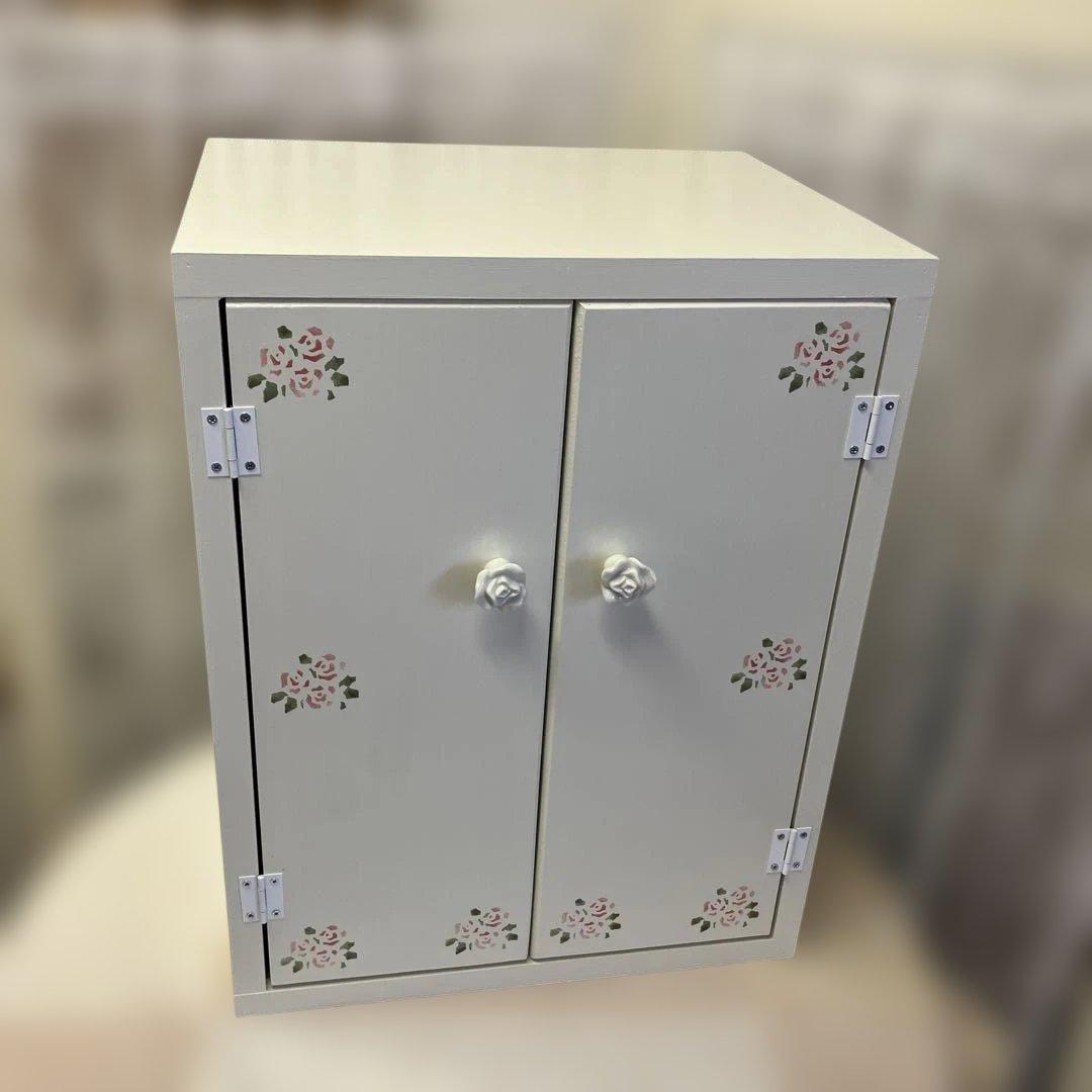 薔薇のステンシルの扉 木製ラック 花柄デザイン 2扉