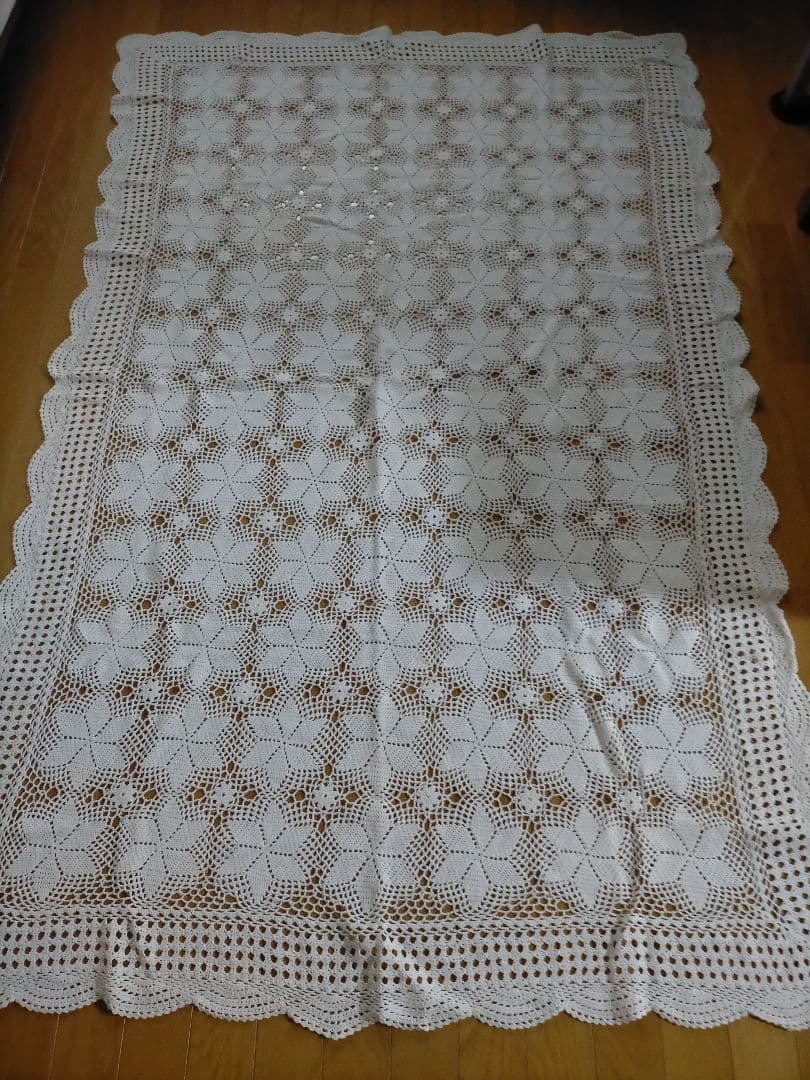 白い花柄　綿レース　テーブルクロス 　サイズ　約178✖112