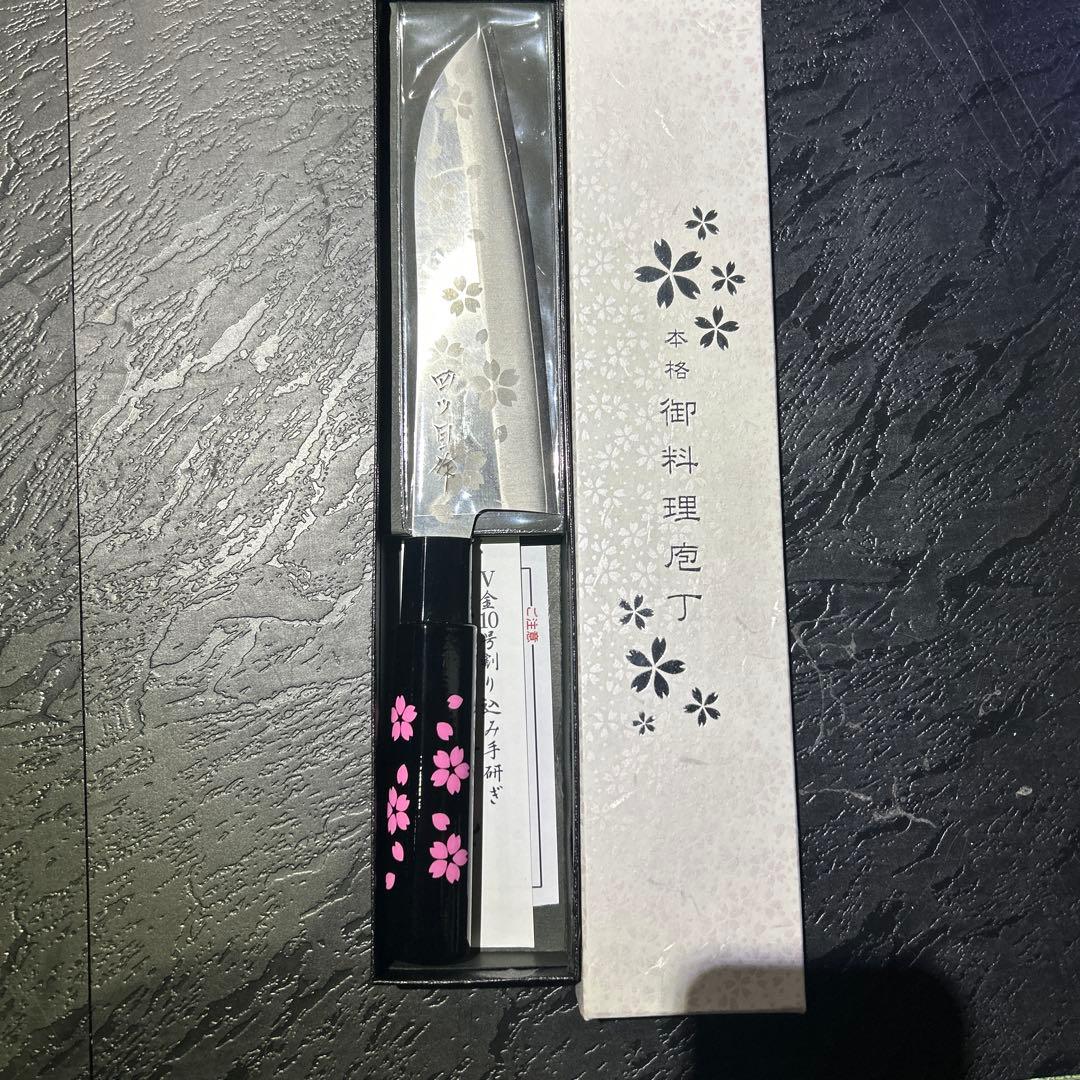 【未使用品】日本製　さくらＶ金小三徳180ｍｍステン包丁