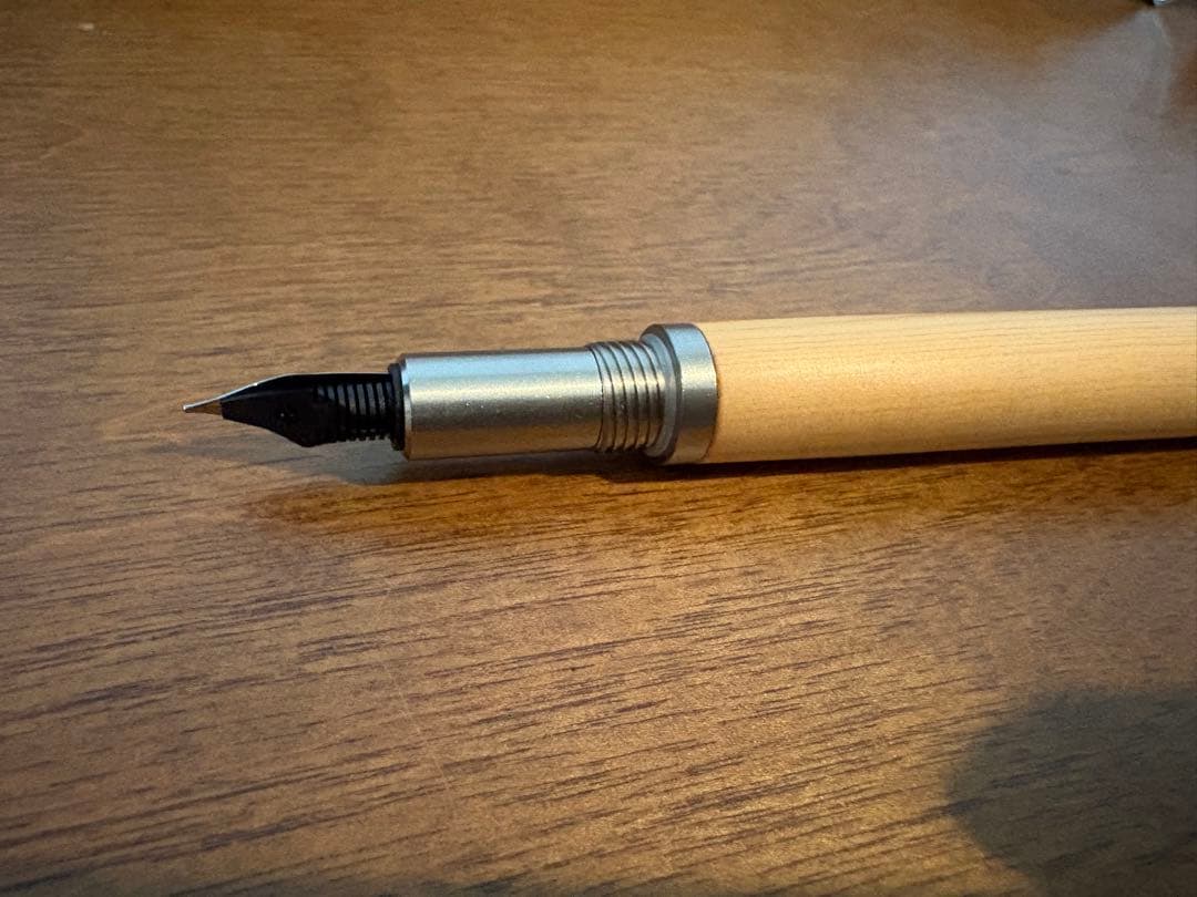 木製ハンドルの万年筆