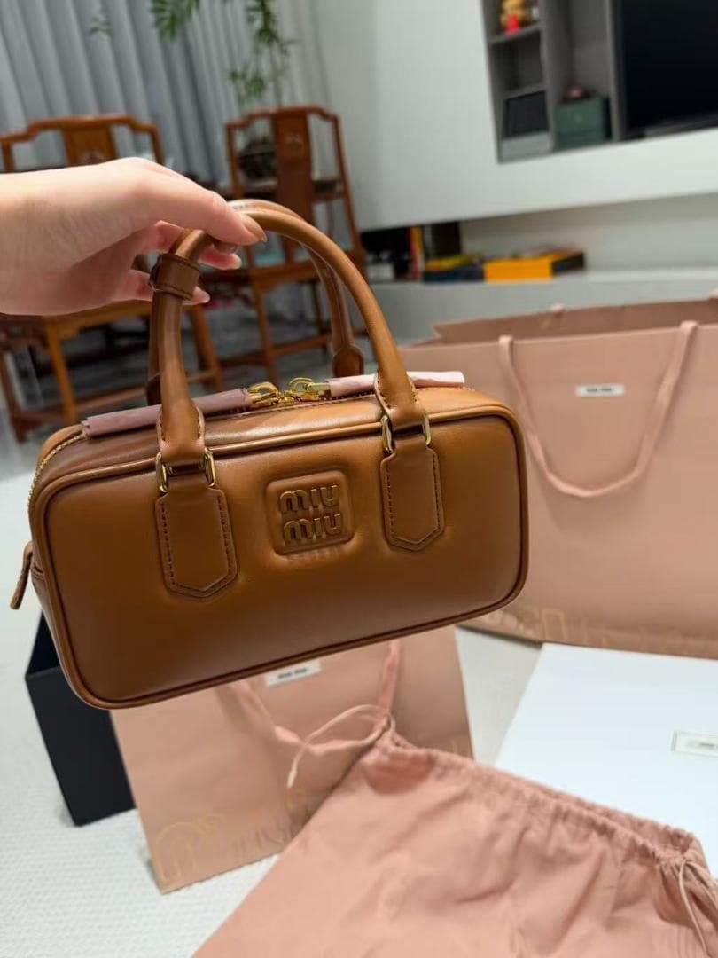 MIU MIU ブラウンレザーミニハンドバッグ~~·