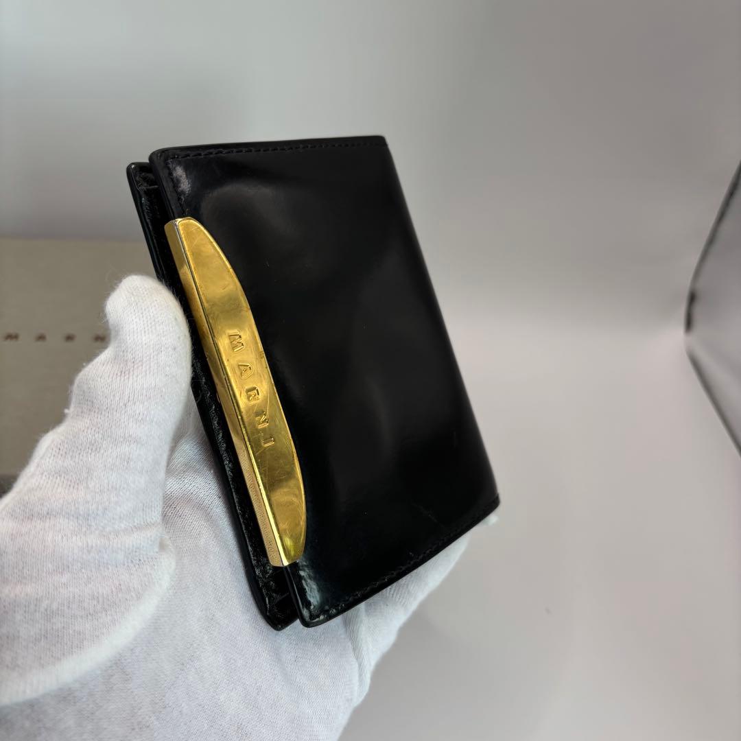 MARNI 二つ折り財布　ブラック　ゴールド　光沢　コンパクト　ウォレット　財布