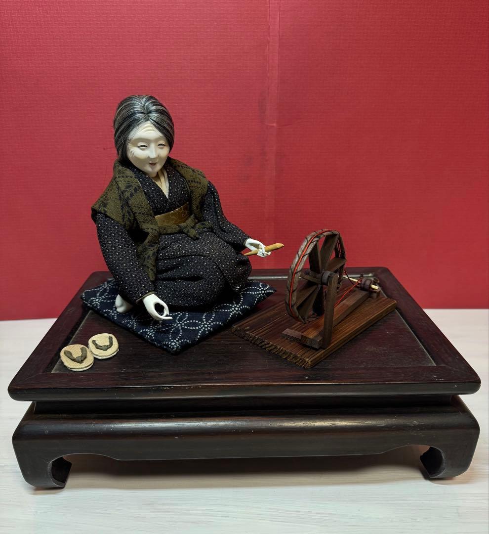 日本人形 糸紡ぎお婆婆　糸車&台付き