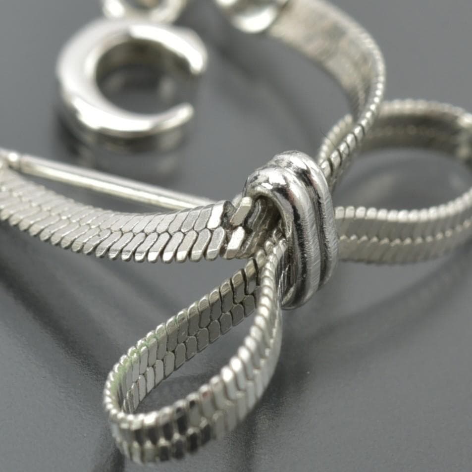 美品 クリスチャンディオール ピアス シルバー リボン ロゴ 両耳 アクセサリー