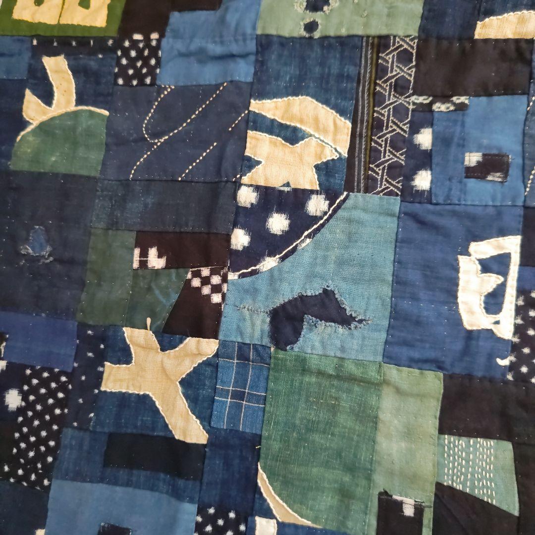 藍染古布のベッドカバーです。