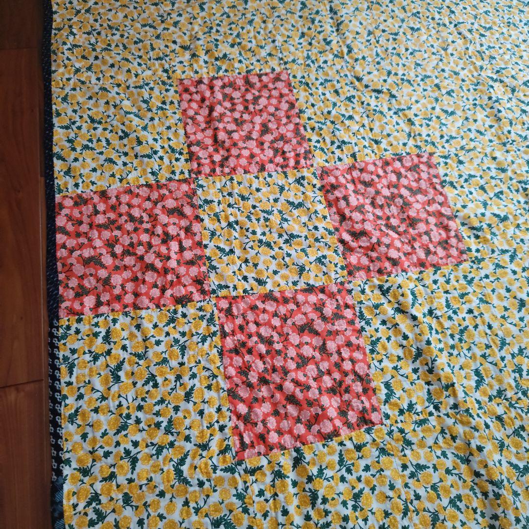 藍染古布のベッドカバーです。