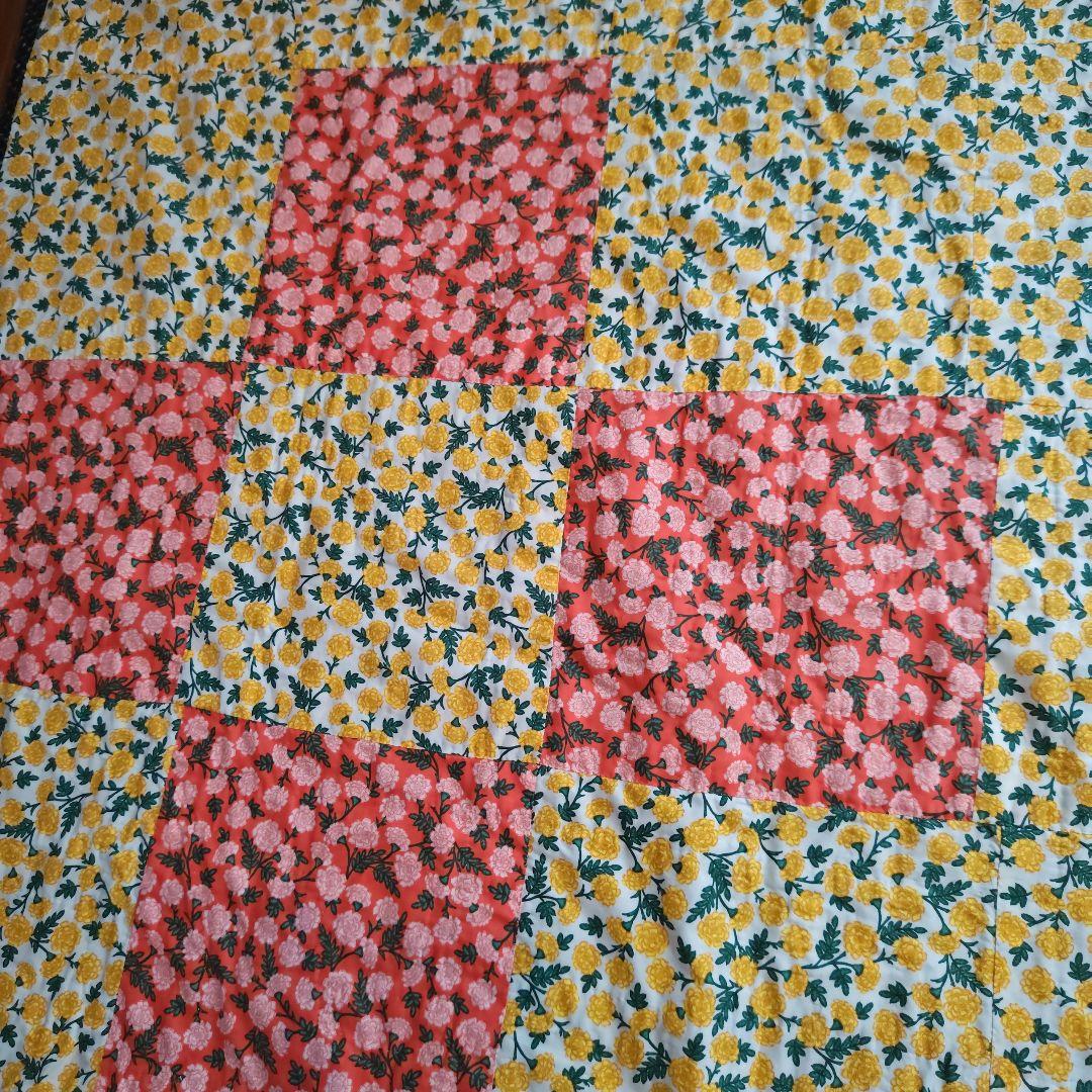 藍染古布のベッドカバーです。