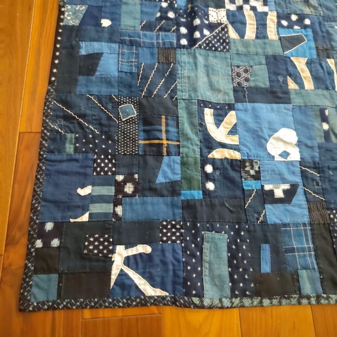 藍染古布のベッドカバーです。