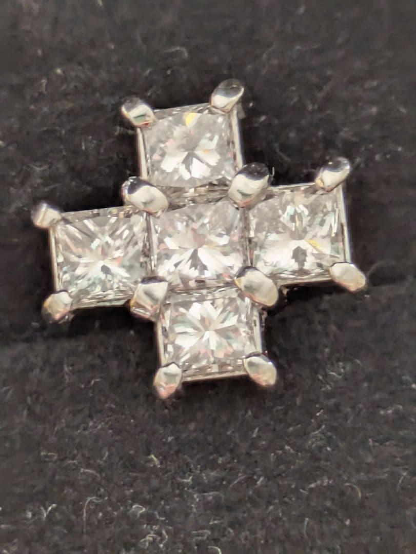 ダイヤモンド　ピアス　　0.832㌌　プラチナ900 クロス型片方のみ