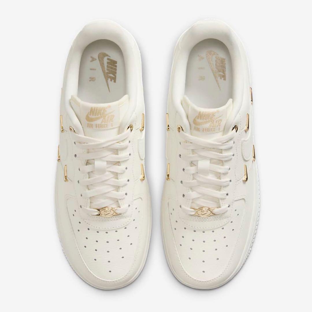 【新品23.5cm】NIKE エアフォース１’07 セイル/メタリックゴールド