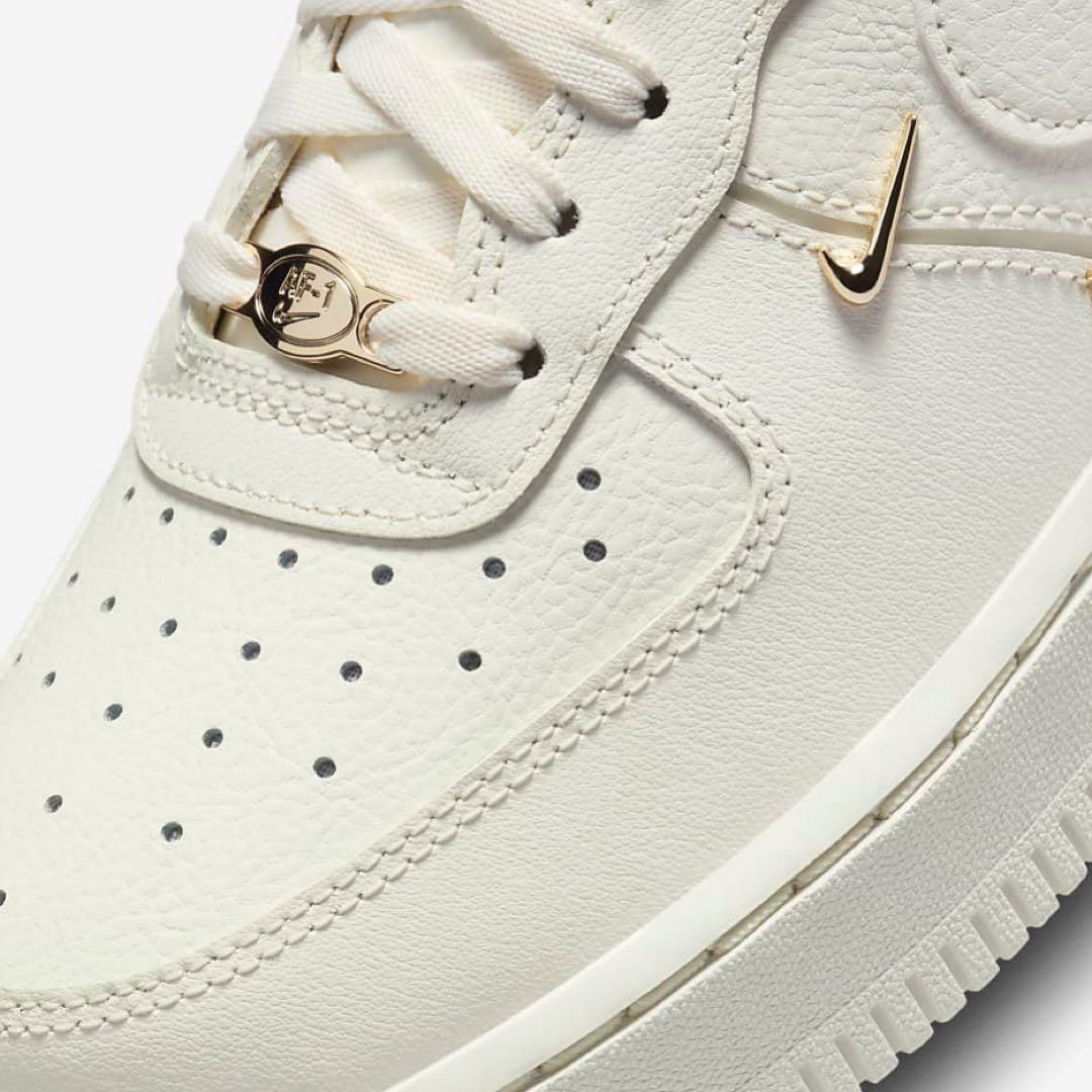 【新品23.5cm】NIKE エアフォース１’07 セイル/メタリックゴールド