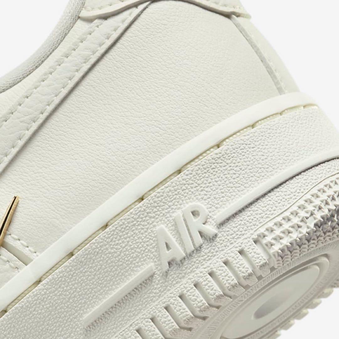 【新品23.5cm】NIKE エアフォース１’07 セイル/メタリックゴールド
