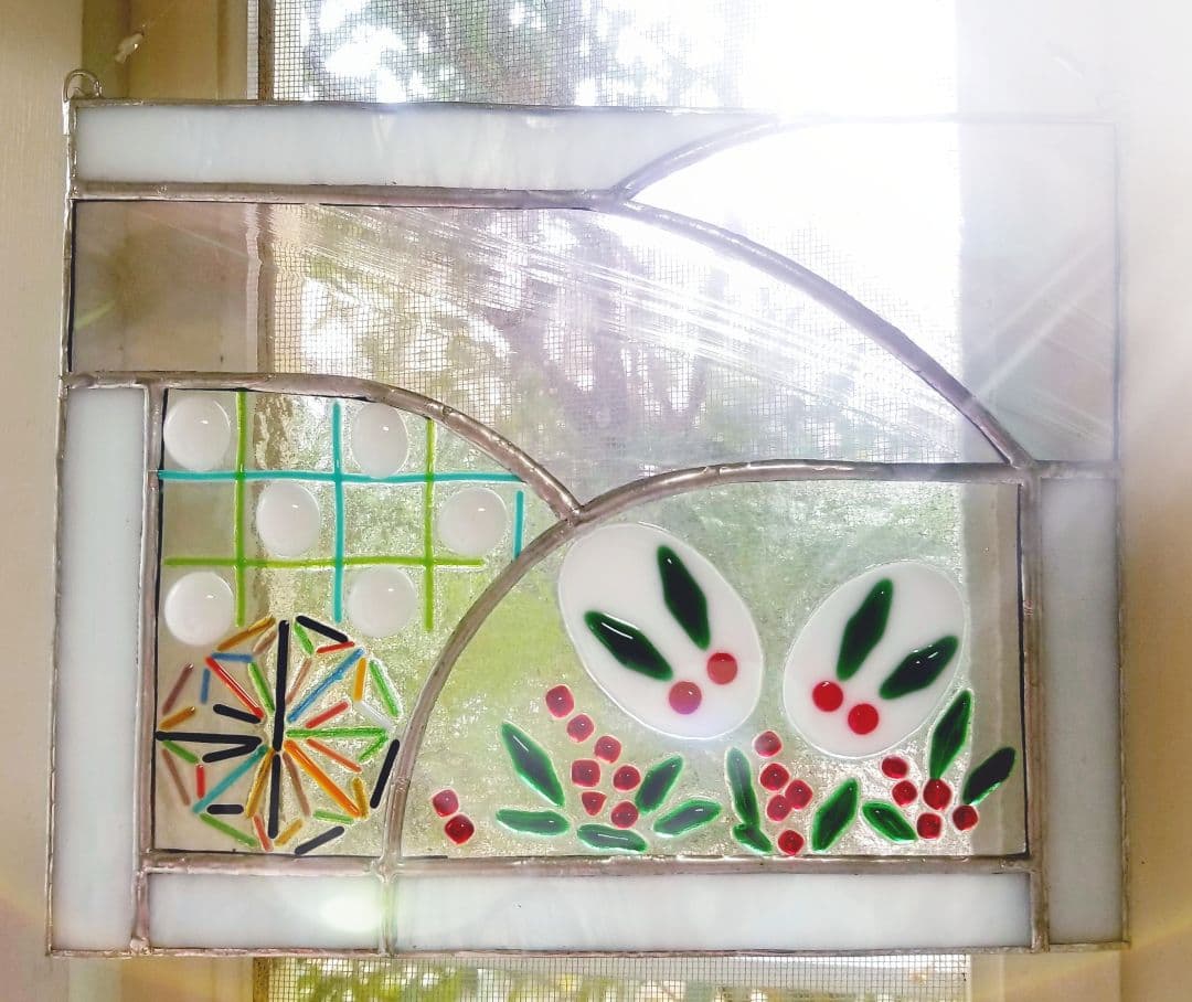 ステンドグラス　うさぎと雪の結晶　モチーフのパネル(スタンド付)